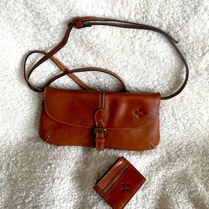 Patricia Nash Baku crossbody with matching card holder.